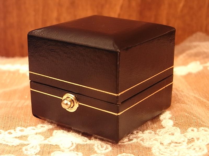 イギリス製黒リングホルダー、リングケース、ブラック宝石箱、ジュエリーディスプレイ、かわいい指輪ケース　LCM 6978（1）