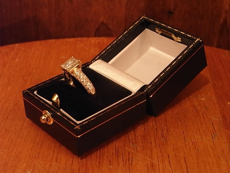 イギリス製黒リングホルダー、リングケース、ブラック宝石箱、ジュエリーディスプレイ、かわいい指輪ケース　LCM 6978（4）