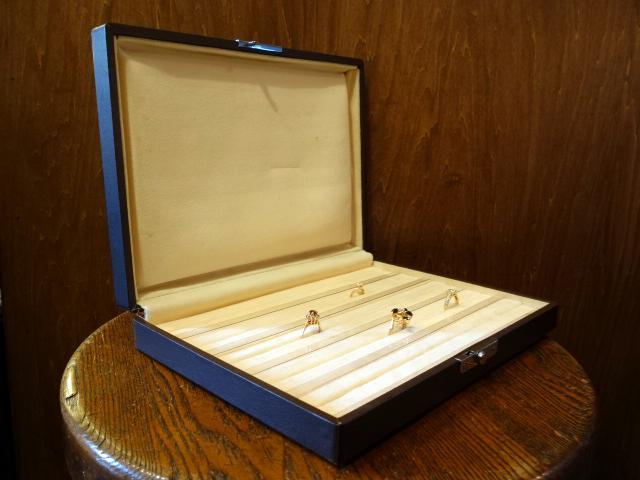 brown ring display case