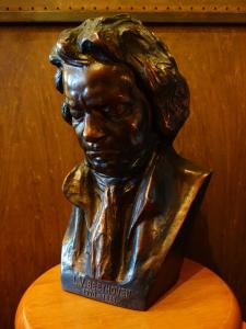 BEETHOVEN statue