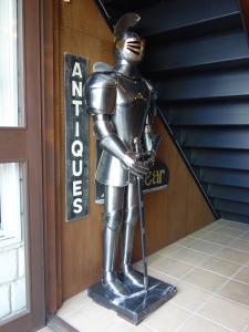 knight armor statue