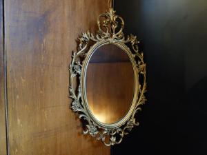 oval wall mirror