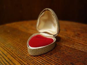 English heart ring display case