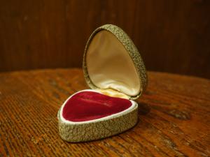English heart ring display case