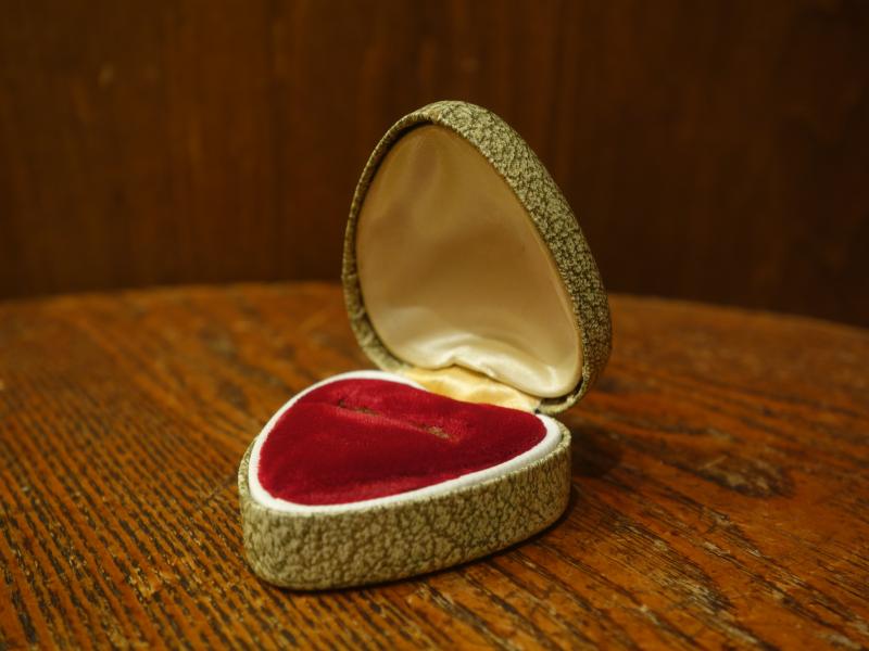 English heart ring display case
