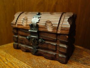 Spanish wood studs box