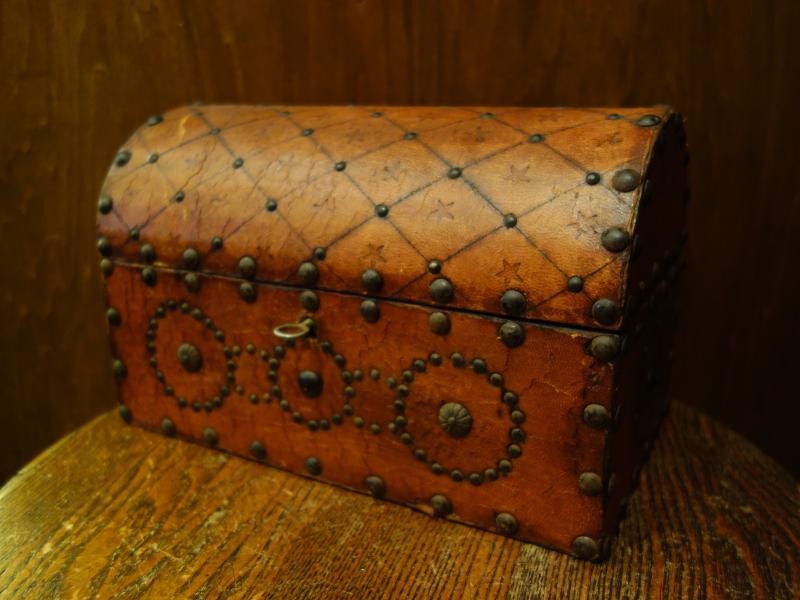Spanish studs leather box