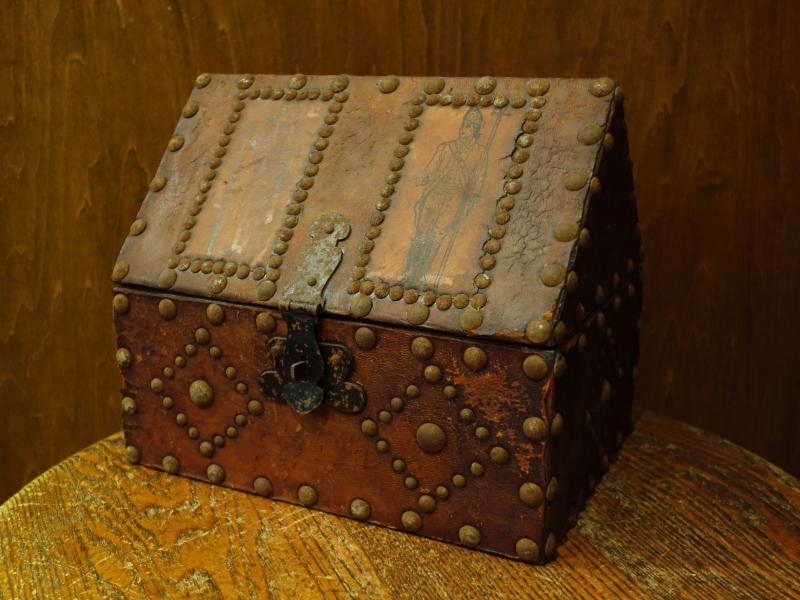Spanish studs leather box