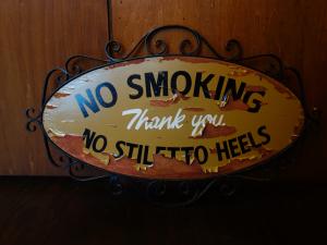English NO SMOKING sign wall ornament