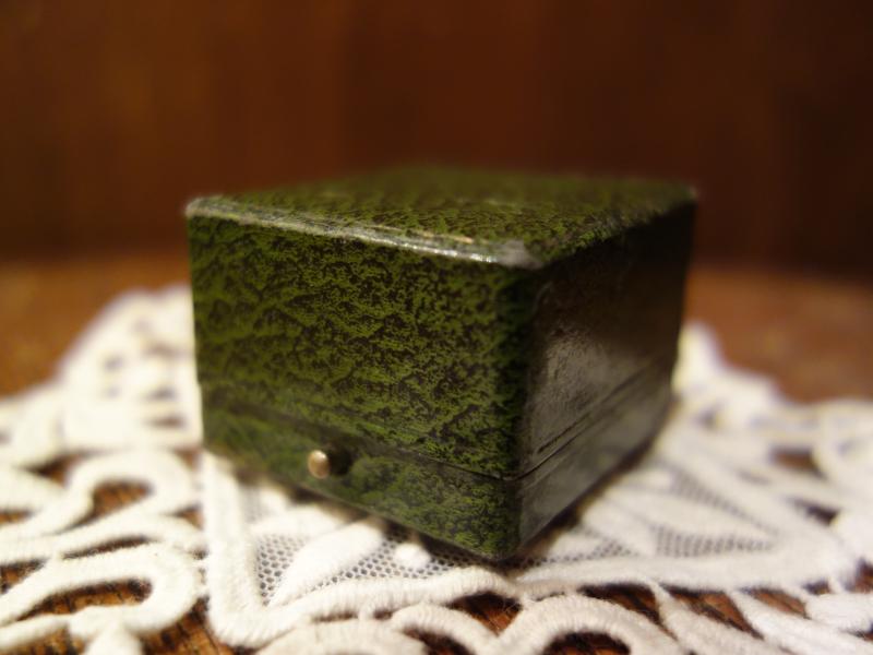 English green ring display case