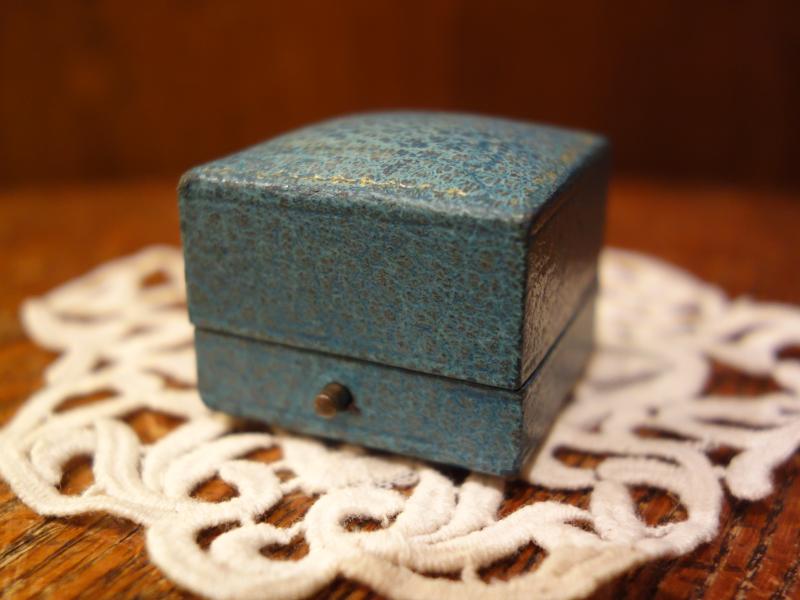 English light blue ring display case