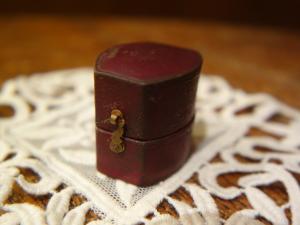 English ring display case