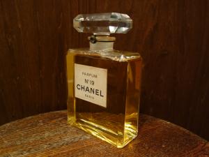 CHANEL N°19 glass perfume bottle