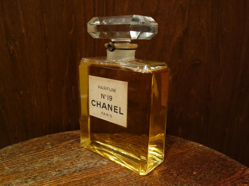 CHANEL N°19 glass perfume bottle