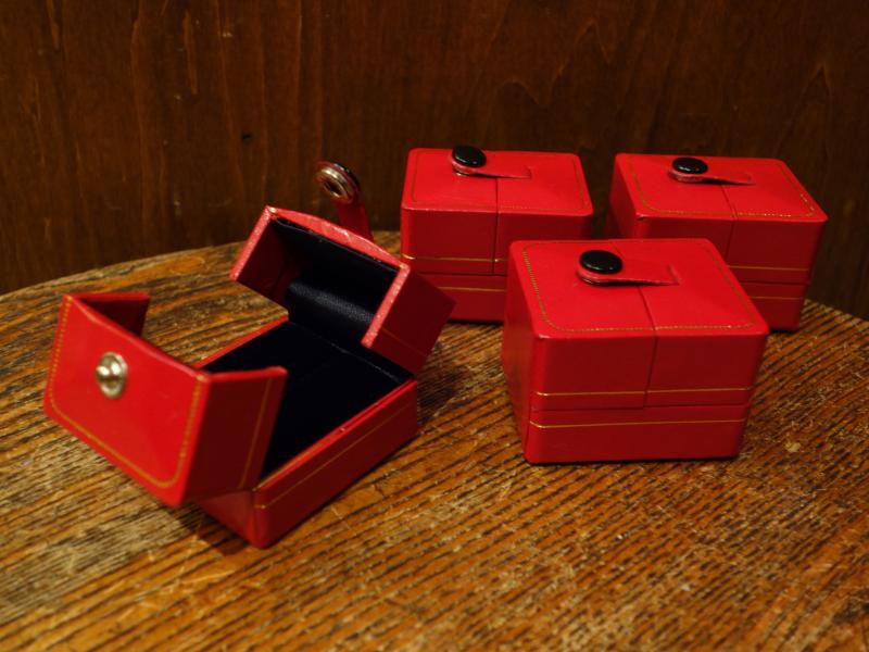 Italian red ring case