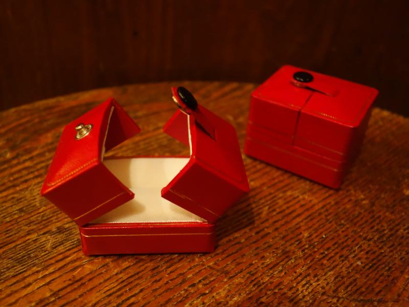 Italian red ring case