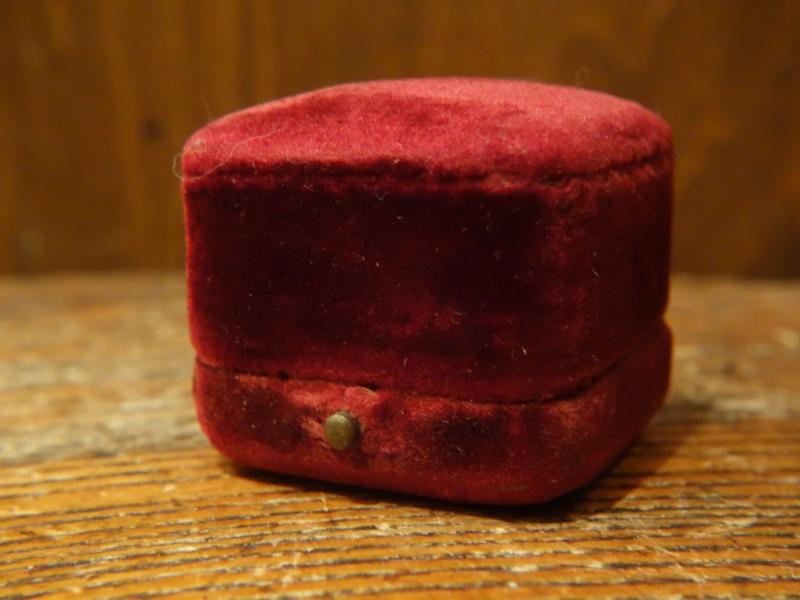 English red velvet ring display case