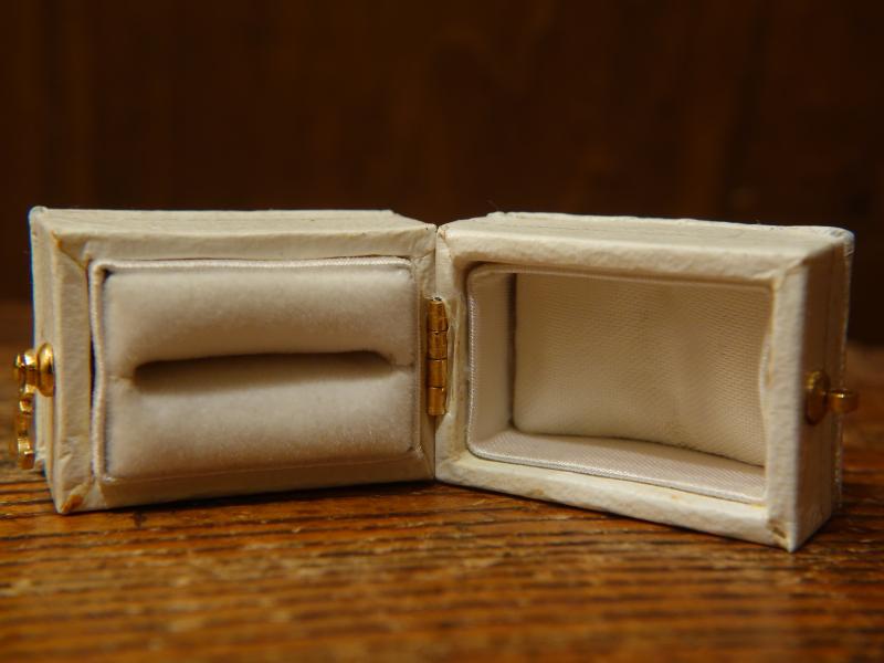 ホワイト系リングケース LCM 7760(5)