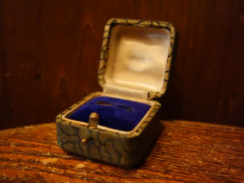 English ring display case