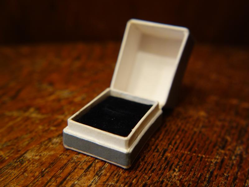 English ring display case