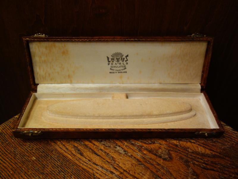 English necklace display case