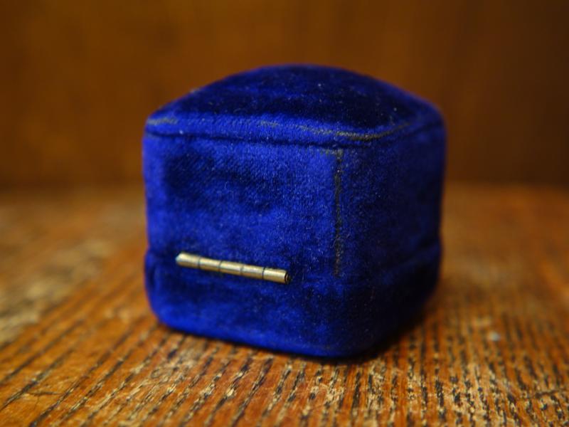 アンティーク青ベルベットリングケース　LCM 7778（4）