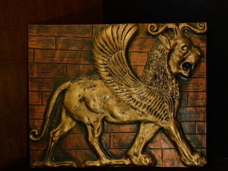 LION with wing wall ornament