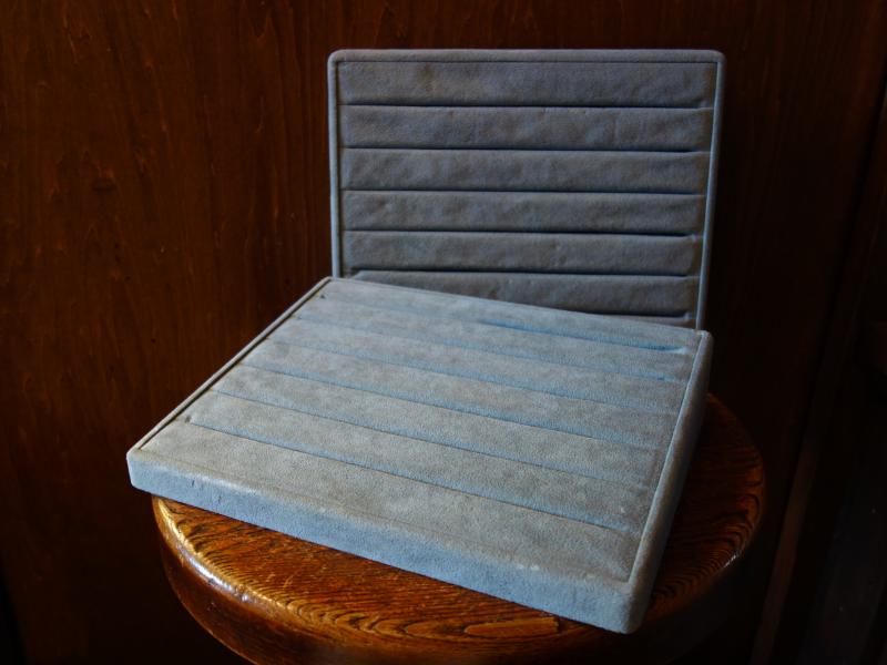 gray ring display holder