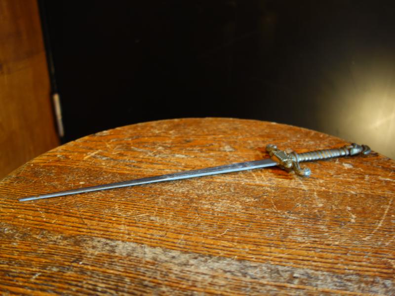 Spanish knight paper nife